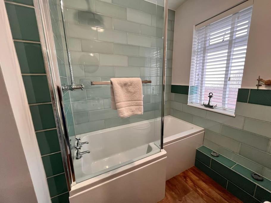 Blue Anchor House - Seaview, Hot Tub Apartments Extérieur photo
